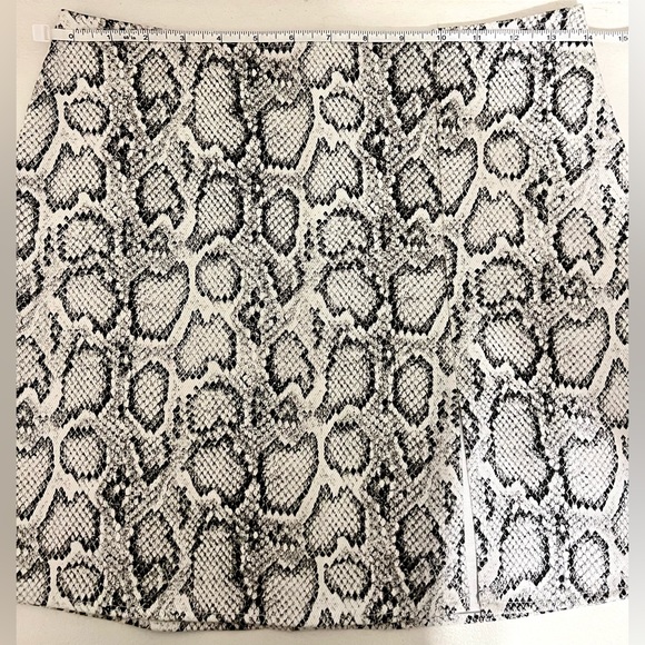Vici brand white, grey & black snakeskin print mini skirt with slit size Medium - Picture 14 of 14